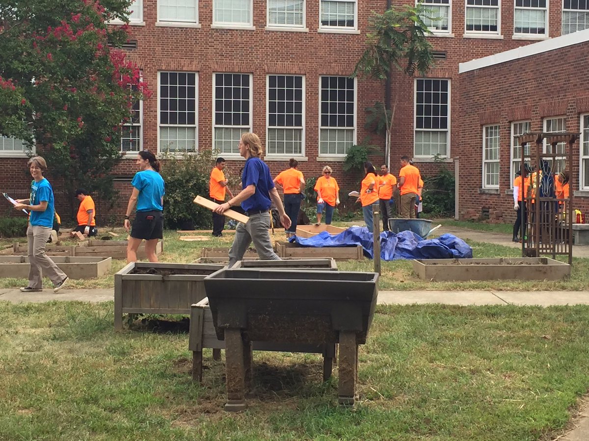 SSIMSGreenTeam's tweet photo. A BIG thanks to all at the Tower Companies for supporting our #outdoorclassroom on #GreenAppleDay! @SSIMSPrincipal https://t.co/yfAiLRpXlT