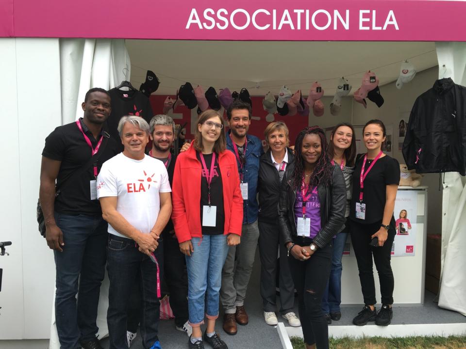 ELAOfficielle's tweet photo. Stand ELA #EvianChamp : Julie,atteinte de leucodystrophie avec sa maman Catherine,Guy Alba et les parrains d'ELA https://t.co/uwdQBJp2T5