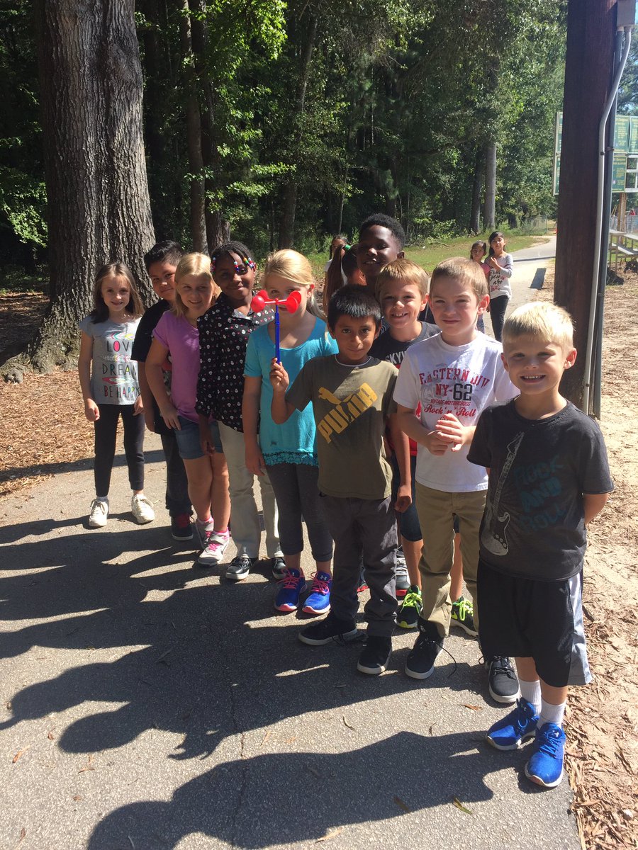 msworleyBES's tweet photo. We brought our anemometer to recess to measure wind speed. #science #weather #2ndgrade @FCSBES https://t.co/aeJT4UpHjk