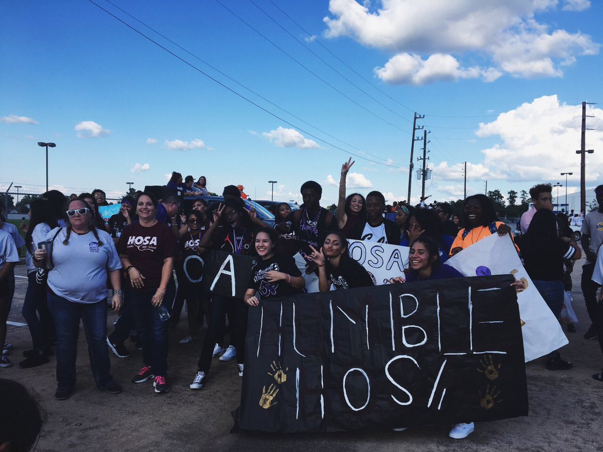 Hhs_HOSA_2016's tweet photo. @Hhs_HOSA_2016 on our way to the parade!!! 😁😋👍 #hhsHOSA2016 https://t.co/GtdExhw2qc