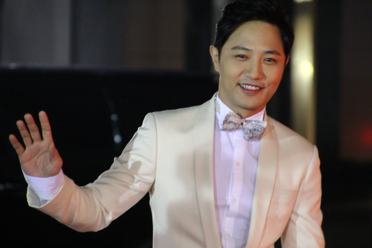 LayarDrama_RCTI's tweet photo. Aksi Jin Goo saat di red carpet @ITAwards2016 , keren benget ya ! #IndonesianTelevisionAwards https://t.co/spsdvMUcot