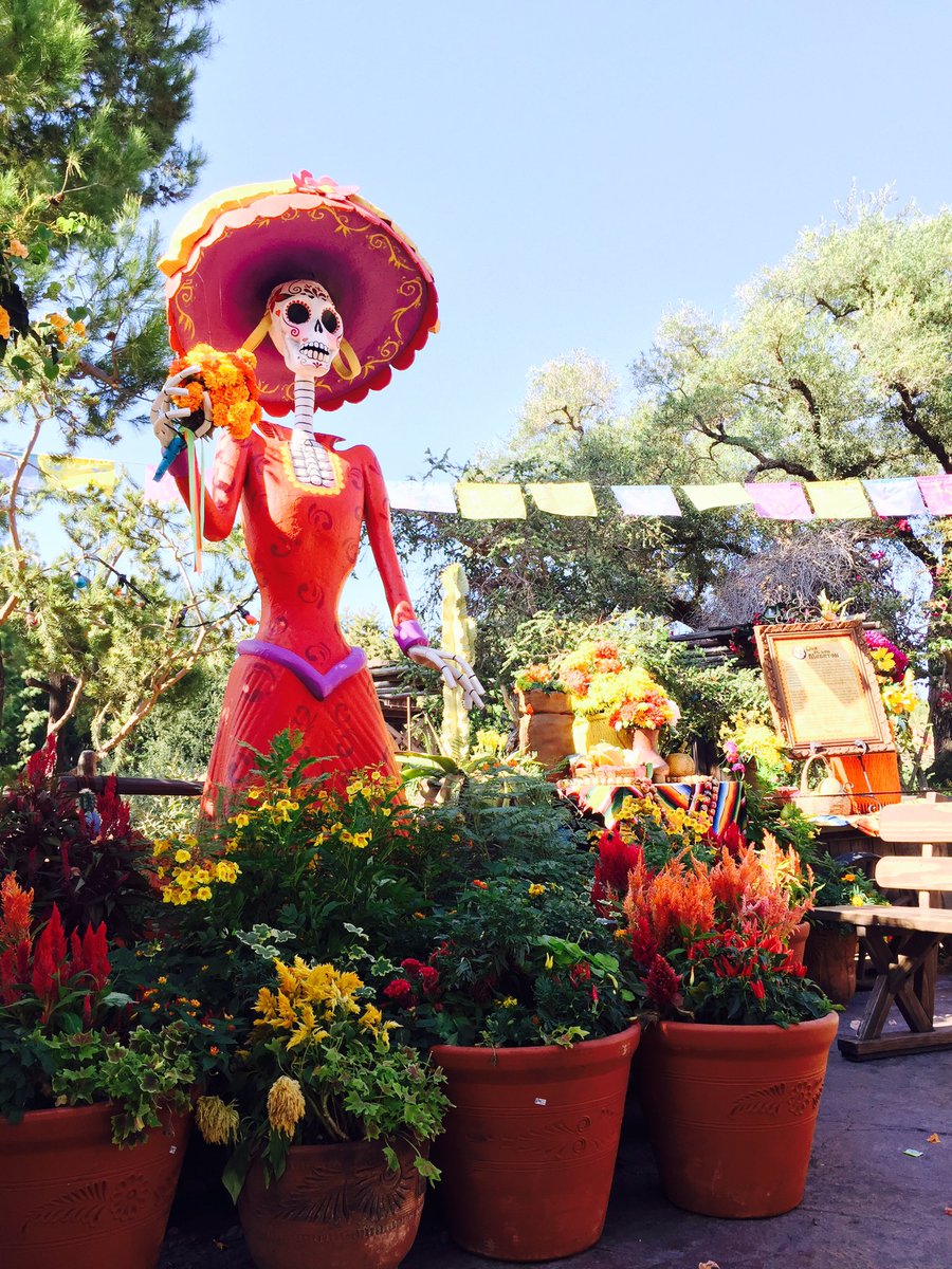 jaysquivel's tweet photo. Happy #HispanicHeritageMonth! It makes me happy @Disneyland has so many Hispanic inspired celebrations in the resort https://t.co/AFIps7GsDR