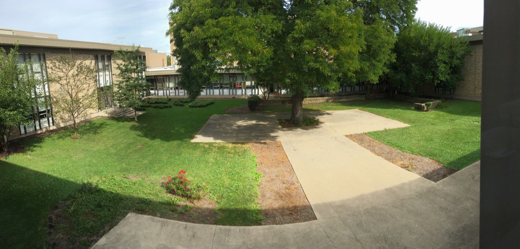 @NNVikings We have this beautiful courtyard. I wish it was open to students.