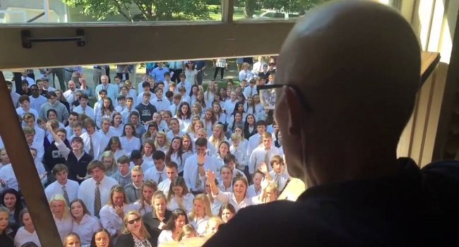 LastVideo's tweet photo. 400 élèves se rendent au domicile de leur professeur malade pour lui chanter une chanson
https://t.co/hfLMsVpX2S https://t.co/PAwHplo3J3