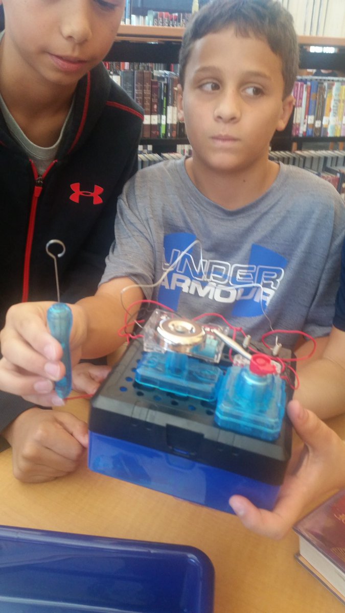 caputoteach's tweet photo. Building a maze challenge #makerspace #EMSchat #EMSmediacenter #TIEEtime @wyckoffschools @WPSEisenhower https://t.co/8rxPnI1FEs