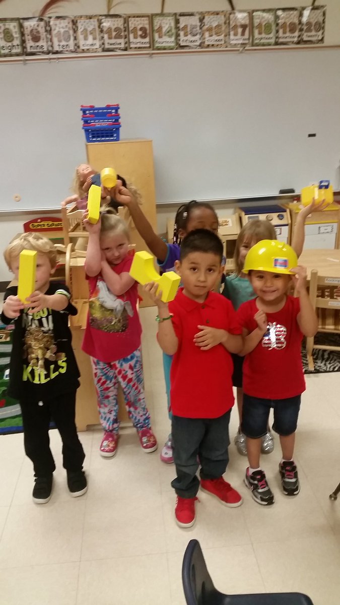 MiyaMorman's tweet photo. We found yellow in our classroom! #CEkidsmatter @central_mabank https://t.co/tbZvjIf8qm