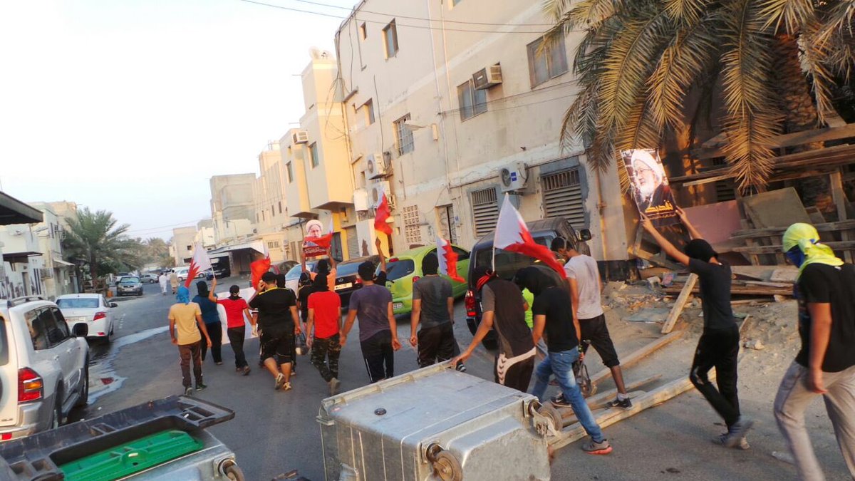 AbusaibaMedia's tweet photo. #أبوصيبع - #الشاخورة :نزول ثوري غاضب واشتباكات مع المرتزقة رفضا لمحاكمة #آية_الله_قاسم #البحرين #bahtain #يوم_الغضب https://t.co/5yQFl4C1W0