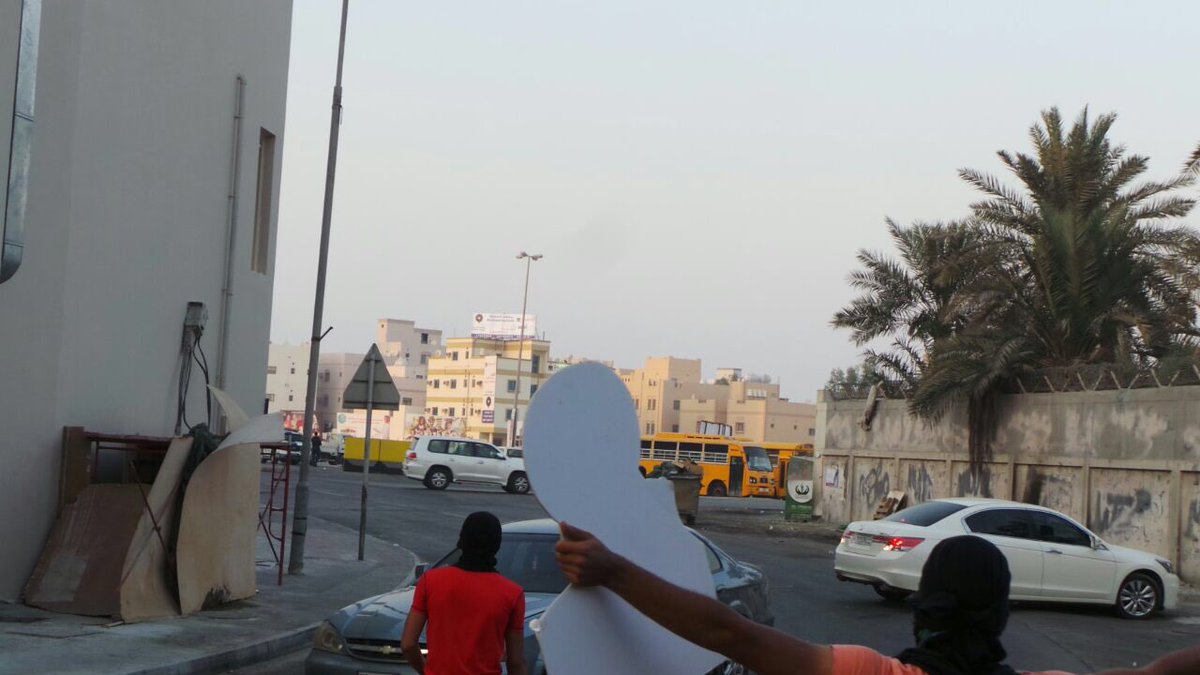 AbusaibaMedia's tweet photo. #أبوصيبع - #الشاخورة :نزول ثوري غاضب واشتباكات مع المرتزقة رفضا لمحاكمة #آية_الله_قاسم #البحرين #bahtain #يوم_الغضب https://t.co/5yQFl4C1W0