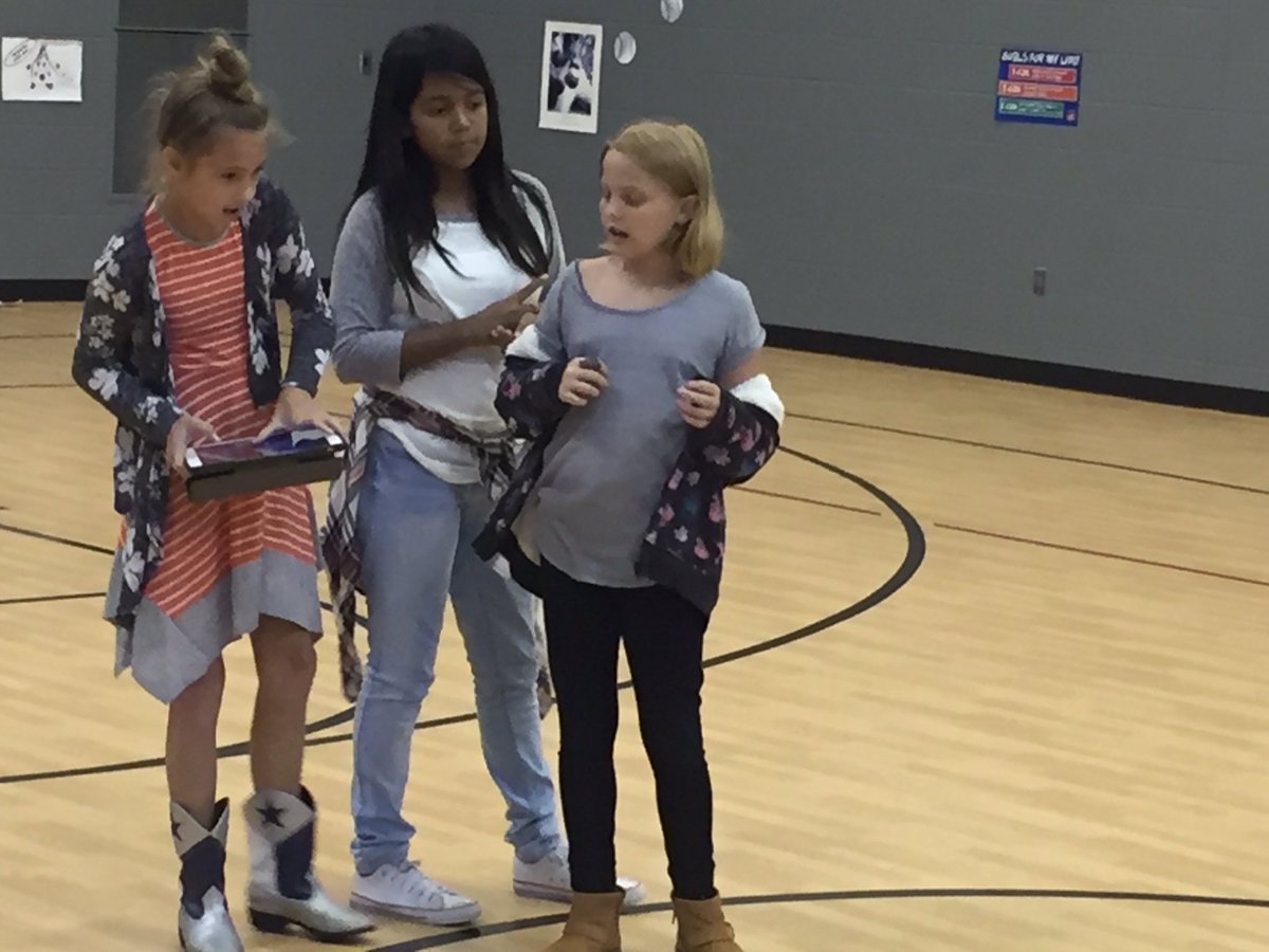 Sunihaberland's tweet image. Trying out the Spheros using Draw N Drive app!  #makerspacefun