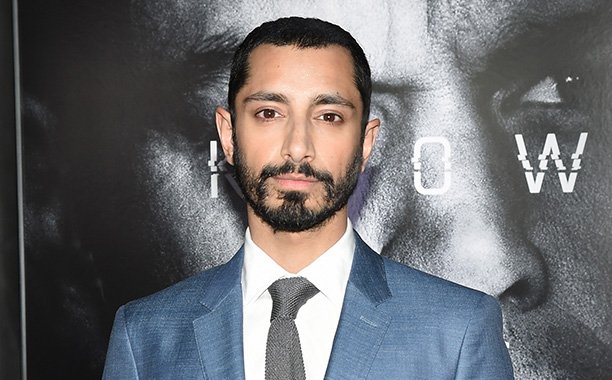 EW's tweet photo. #TheNightOf star @rizmc pens a seriously powerful essay on typecasting:
https://t.co/74xGXdAFXy 🙏🙏🙏 https://t.co/4hnT1xueF3