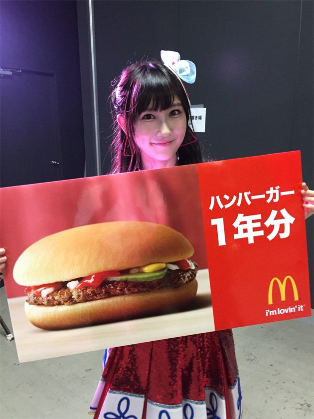 NMB48Fans_INA's tweet photo. Makan hamburger McD gratis 1 tahun.. Ini merupakan hadiah yg didapatkan yagura fuuko (fuuchan) saat promosi SSK 2016 https://t.co/mfUXZgdeQp