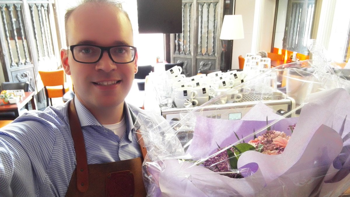 Dankjewel buren @RaboLNWF voor de felicitatie en de bloemen #trots #waardevol #koffietop100 #21