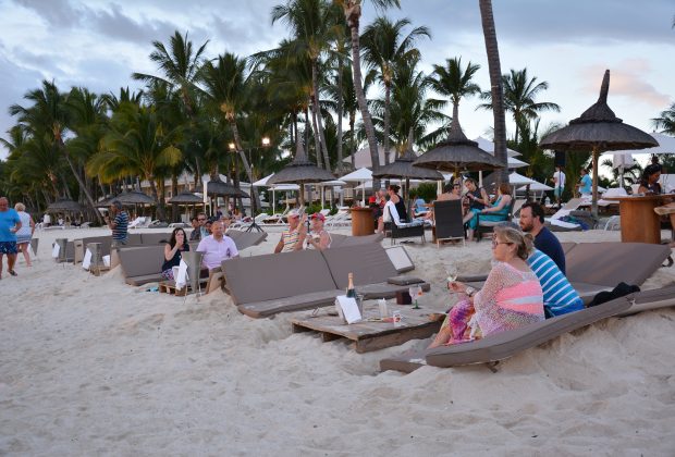 Le @SugarBeachHotel a lancé le Sundowner Session : nouveau concept de cocktail sur la plage. ow.ly/QRyx304eKZP