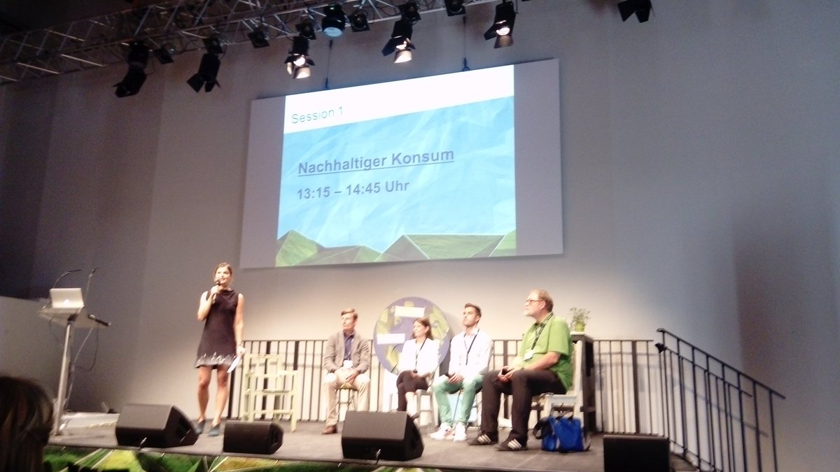 biotussi_at's tweet photo. Session Nachhaltiger Konsum am #CSRtag2016, Danke an Bettina von @erdbeerwoche_ #WIRbewegenCSR https://t.co/DGZ1Ri7dLe