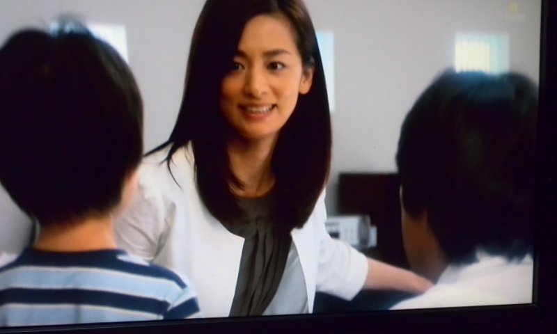 そこつ はじめまして愛しています 第3話から髪型がハーフアップになり くくった髪になっていた 細かい所が子育てママを演出している 尾野真千子 さん待機