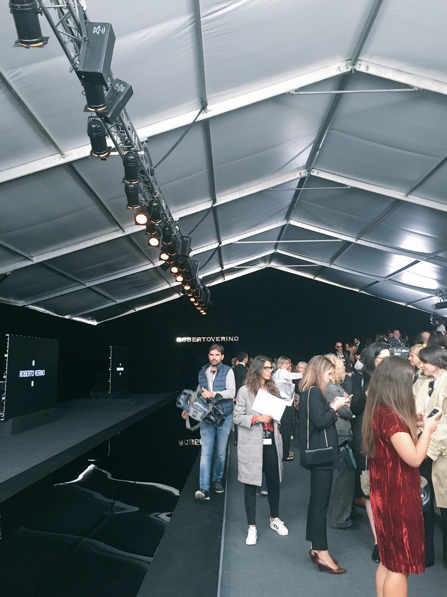 MFSHOWLIVE's tweet photo. Llenazo absoluto para el debut de @Roberto_Verino en #MFSHOWnow #TRESemméMFShow https://t.co/qe34VpYQwU