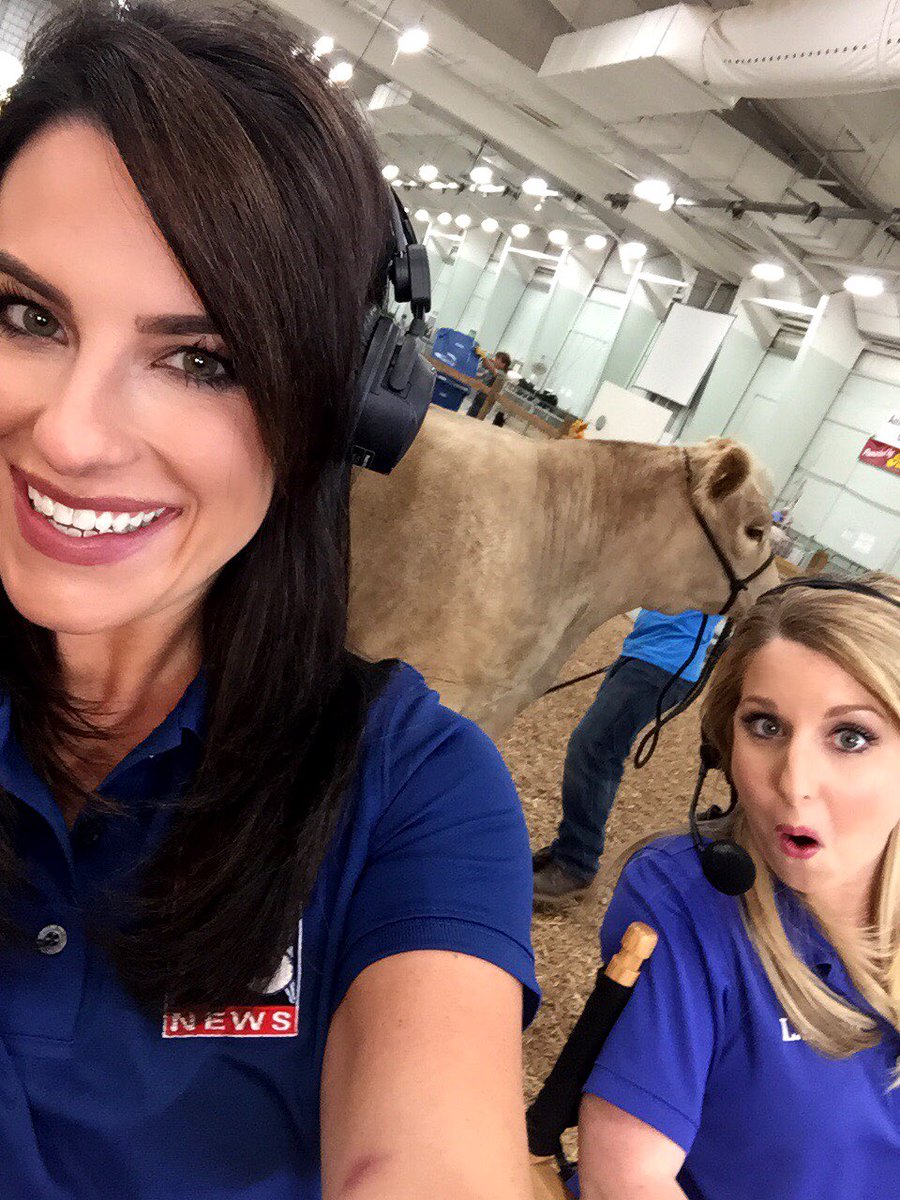 Cow selfies at the <a href="/YorkFair1765/">YorkFair</a> with <a href="/amichaelswx/">Andrea Michaels</a>! 🐄