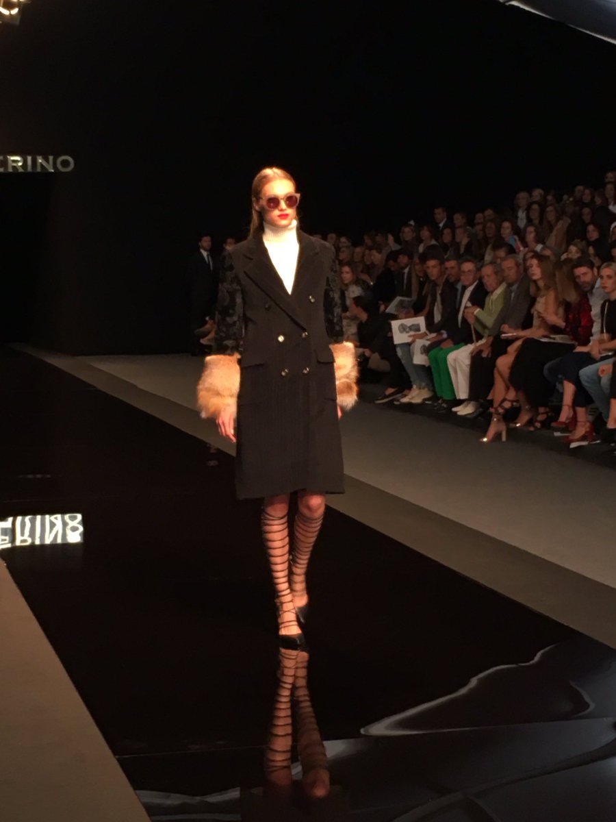 MFSHOWLIVE's tweet photo. Comienza el desfile de @Roberto_Verino en #MFSHOWnow #TRESemméMFShow https://t.co/xbz3ZlR56H