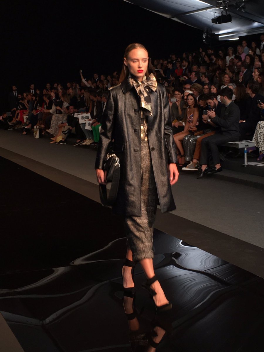 MFSHOWLIVE's tweet photo. Comienza el desfile de @Roberto_Verino en #MFSHOWnow #TRESemméMFShow https://t.co/xbz3ZlR56H