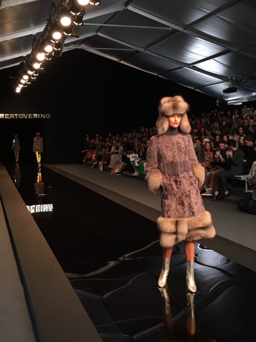 MFSHOWLIVE's tweet photo. Así es la colección otoño invierno 16-17 de @Roberto_Verino #MFShownow #TRESemméMFShow https://t.co/cv8GZ7bg8r