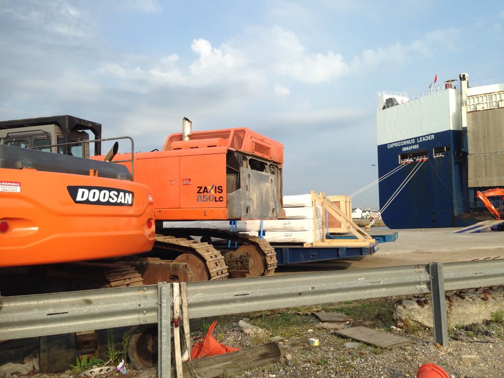 Hitachi zx850 we've sold and stripped down ready to be shipped to Hong Kong. #hitachi #excavator