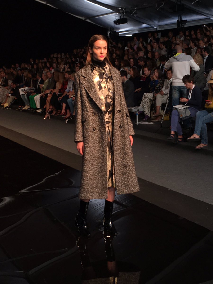 MFSHOWLIVE's tweet photo. Grandes abrigos de corte masculino @Roberto_Verino #MFSHOWnow #TRESemméMFShow https://t.co/XyqDwNZ96A