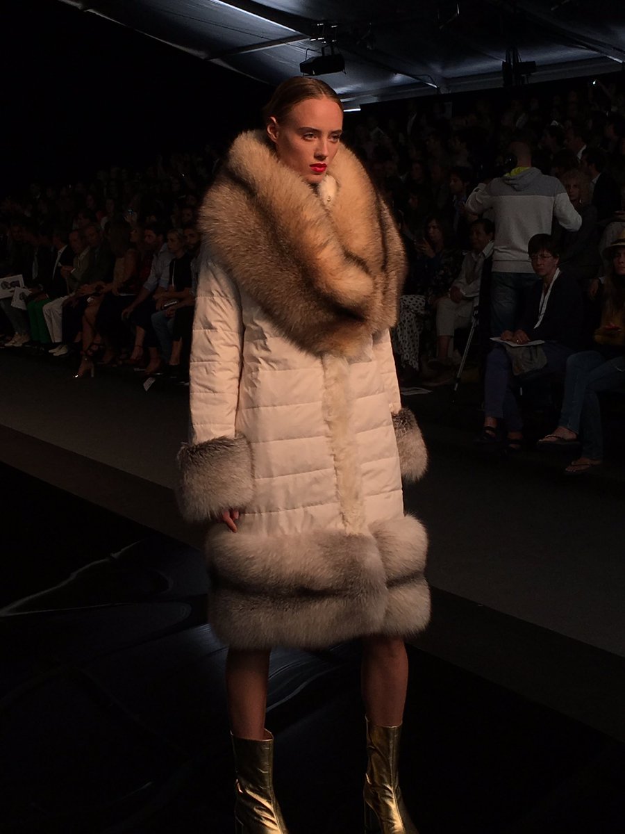 MFSHOWLIVE's tweet photo. Grandes abrigos de corte masculino @Roberto_Verino #MFSHOWnow #TRESemméMFShow https://t.co/XyqDwNZ96A