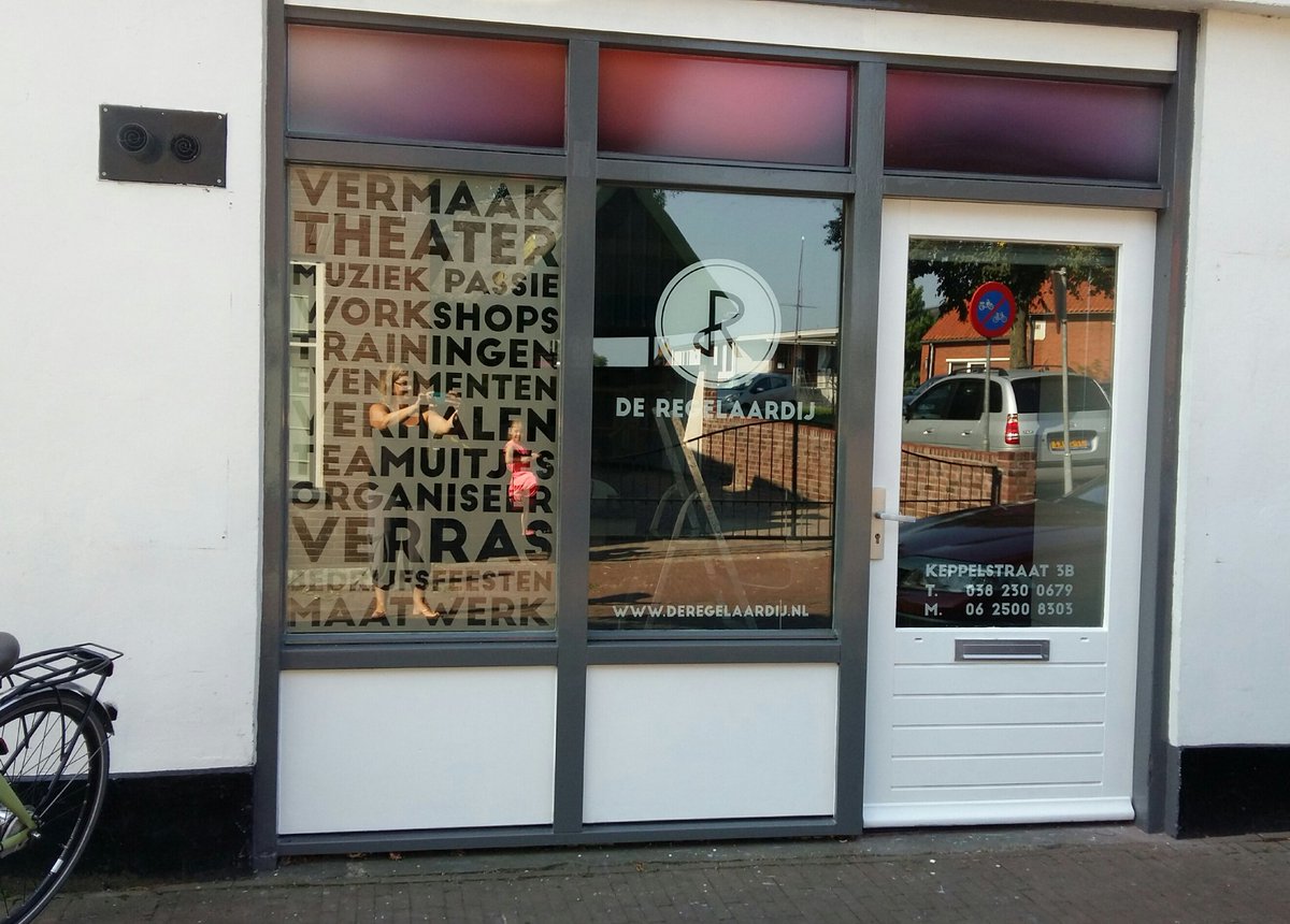 Mooie stap met <a href="/deregelaardij/">De Regelaardij</a> #keppelstr  #hasselt  Vandaag belettering volgens ontwerp van <a href="/MOOIgraphic/">MOOI graphic studio</a> #trots