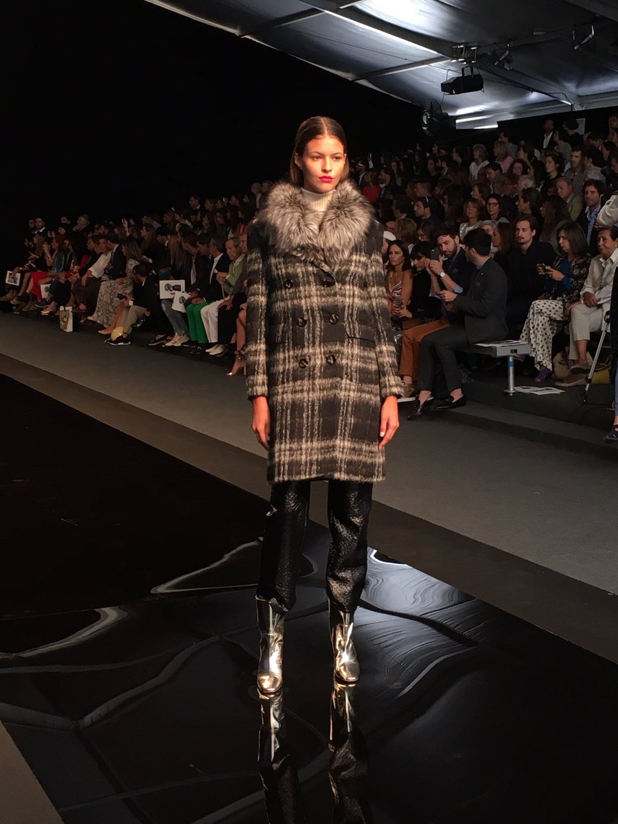 MFSHOWLIVE's tweet photo. Los detalles en piel siempre presentes en @Roberto_Verino #TRESemméMFShow #MFSHOWnow https://t.co/ax8RFLPmhi