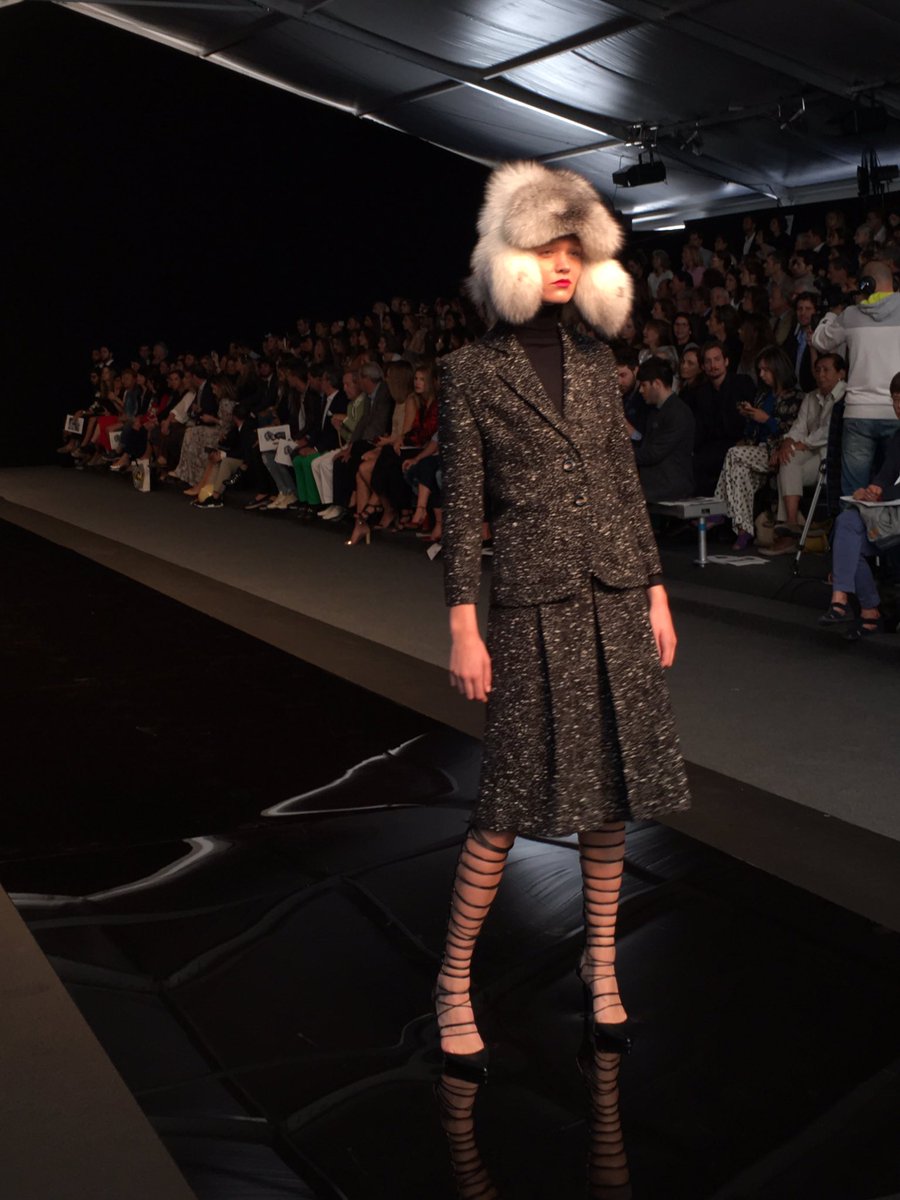 MFSHOWLIVE's tweet photo. Los detalles en piel siempre presentes en @Roberto_Verino #TRESemméMFShow #MFSHOWnow https://t.co/ax8RFLPmhi