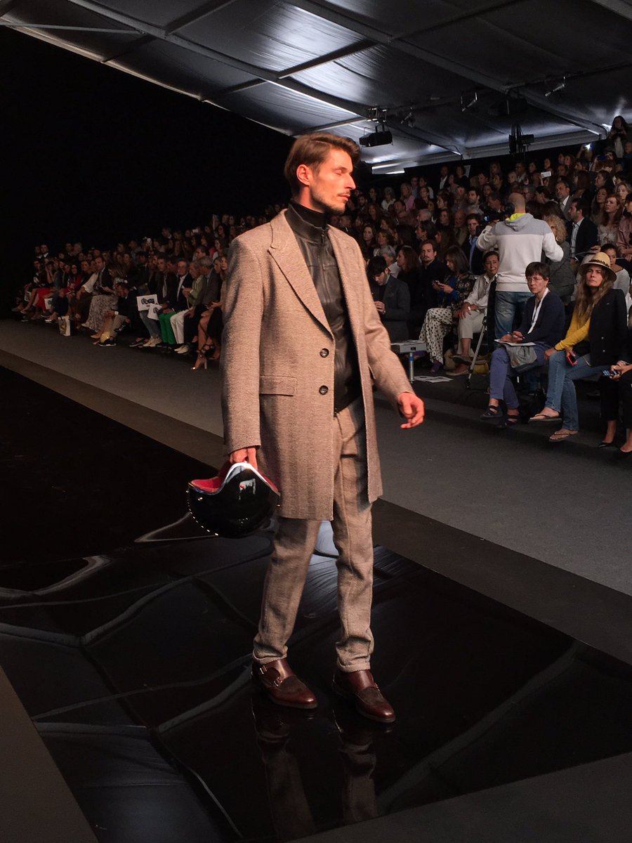 MFSHOWLIVE's tweet photo. Los detalles en piel siempre presentes en @Roberto_Verino #TRESemméMFShow #MFSHOWnow https://t.co/ax8RFLPmhi