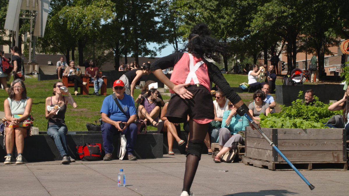 vicequebec's tweet photo. Roya The Destroya : le breakdance, le cirque et la danse contemporaine https://t.co/GtNDSykkyZ https://t.co/DwCaH05lj0