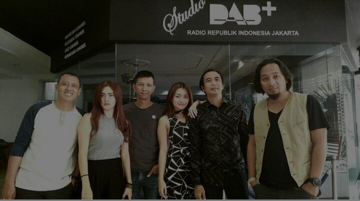 frameograph's tweet photo. @the_secret_band  Radio pro2 fm jkt https://t.co/ur8lXLlBsz