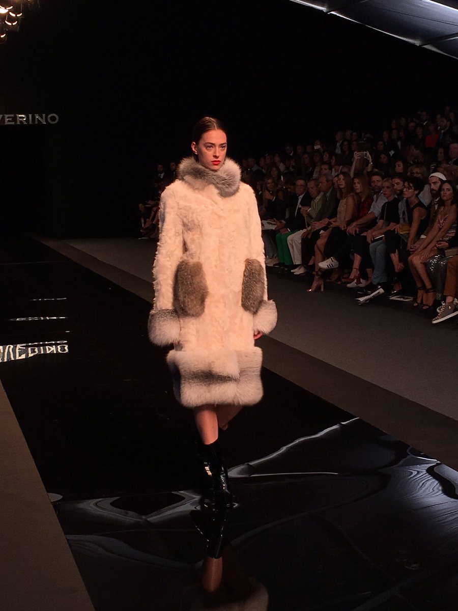 MFSHOWLIVE's tweet photo. Espectaculares abrigos en piel y acolchados de @Roberto_Verino #TRESemméMFShow #MFSHOWnow https://t.co/pe9HAXY3LO