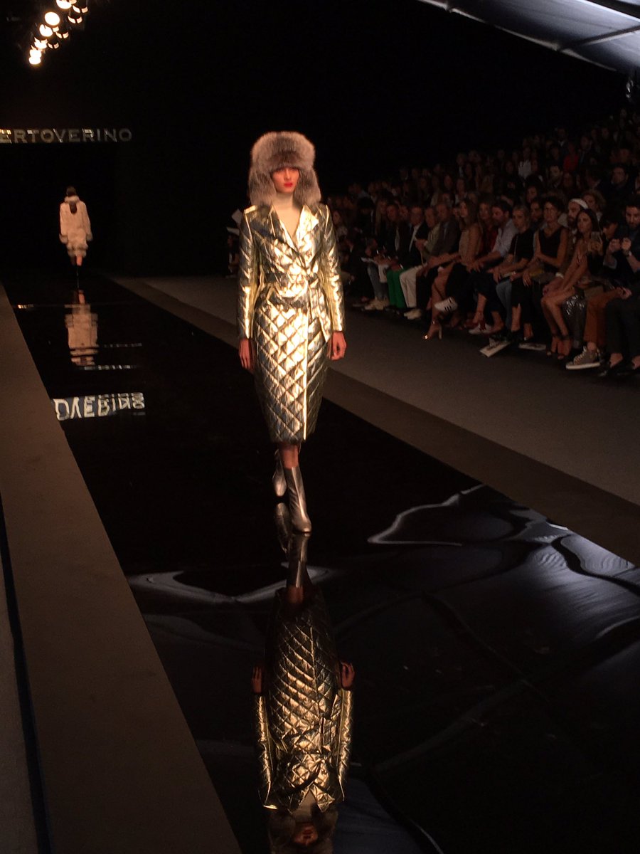 MFSHOWLIVE's tweet photo. Espectaculares abrigos en piel y acolchados de @Roberto_Verino #TRESemméMFShow #MFSHOWnow https://t.co/pe9HAXY3LO