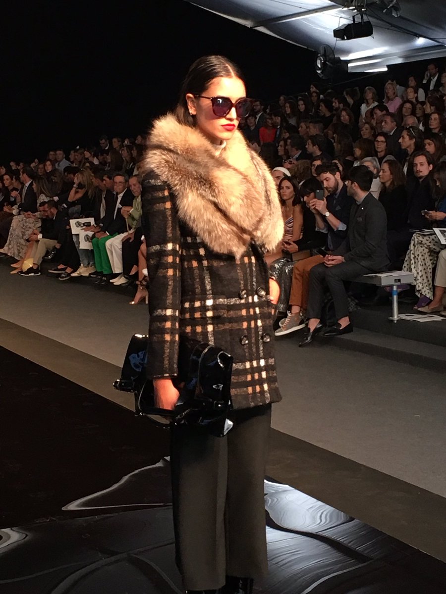MFSHOWLIVE's tweet photo. Los metálicos, el tweed y la espiguilla son la estrella en @Roberto_Verino #TRESemméMFShow #MFSHOWnow https://t.co/1gs0lHjgcf