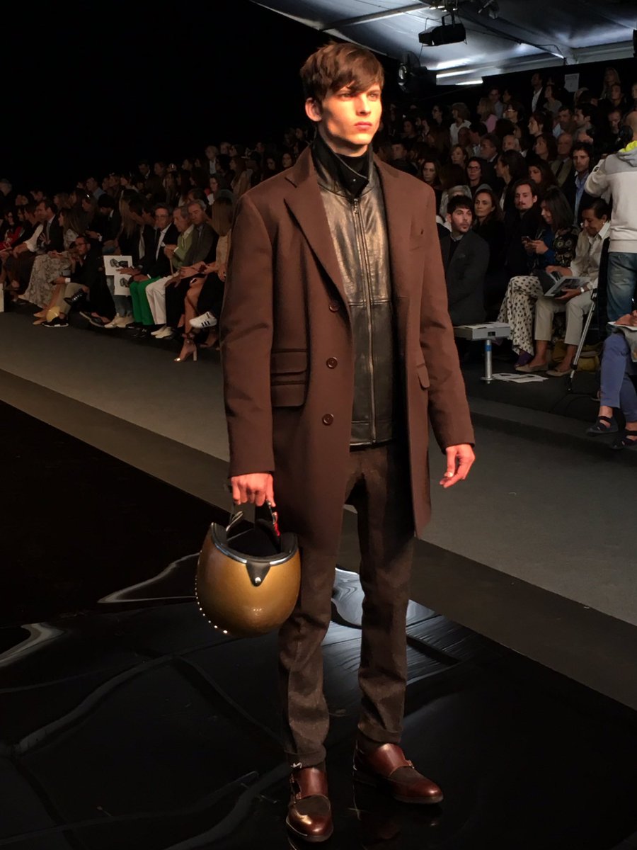 MFSHOWLIVE's tweet photo. Los metálicos, el tweed y la espiguilla son la estrella en @Roberto_Verino #TRESemméMFShow #MFSHOWnow https://t.co/1gs0lHjgcf