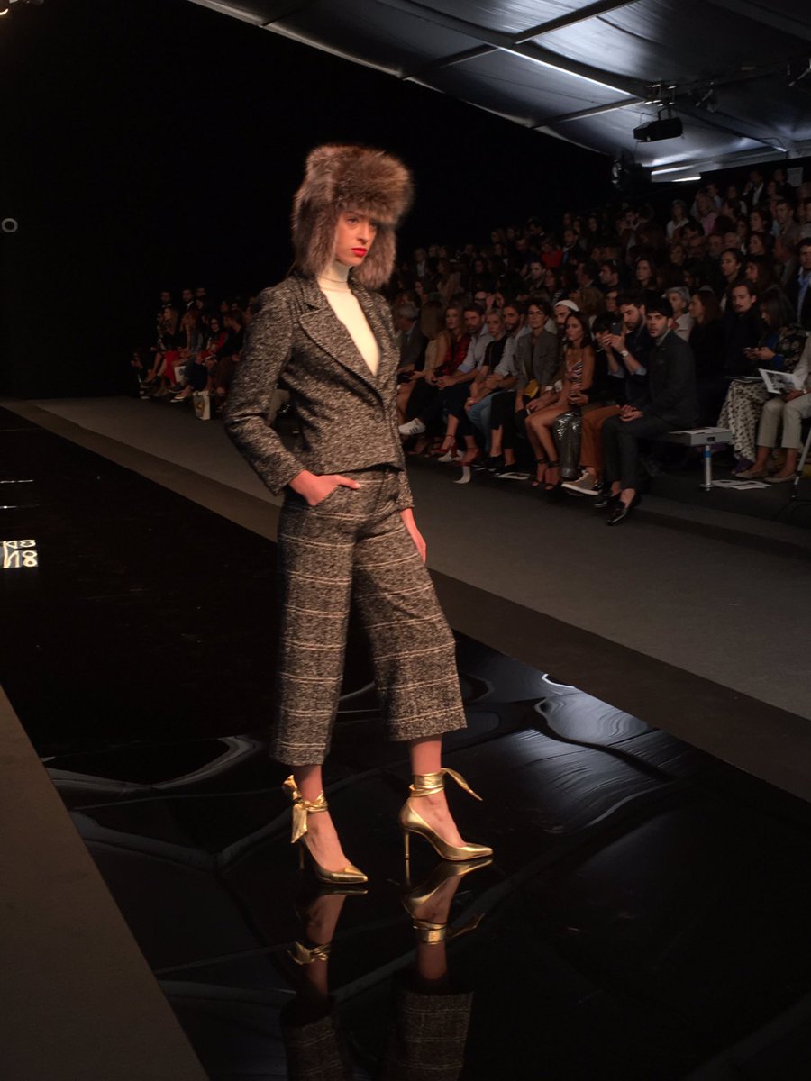 MFSHOWLIVE's tweet photo. Los metálicos, el tweed y la espiguilla son la estrella en @Roberto_Verino #TRESemméMFShow #MFSHOWnow https://t.co/1gs0lHjgcf