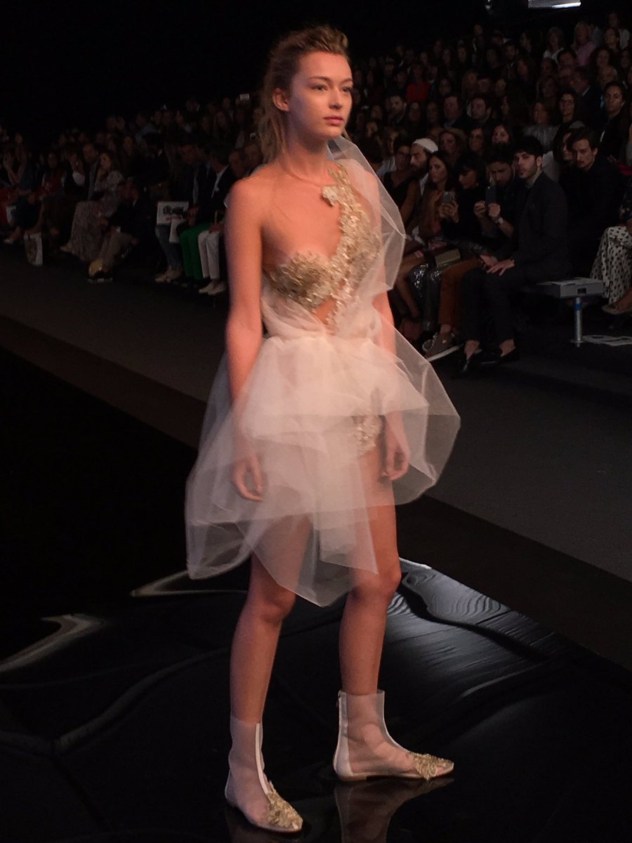 MFSHOWLIVE's tweet photo. Espectaculares las últimas salidas de @Roberto_Verino #TRESemméMFShow #MFSHOWnow https://t.co/lOZPGfWnum