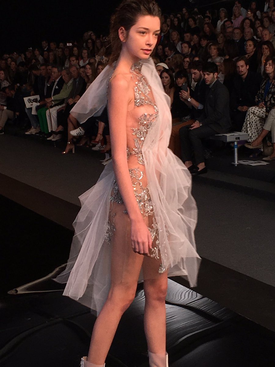 MFSHOWLIVE's tweet photo. Diseños etéreos y románticos para finalizar @Roberto_Verino #TRESemméMFShow #MFSHOWnow https://t.co/am0EaAQLK1