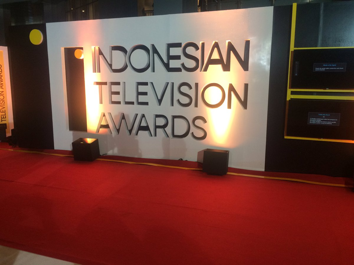 ITAwards_ID's tweet photo. Mimin udh siap menyambut para bintang tamu malam puncak @ITAwards2016 di dpn red carpet #IndonesianTelevisionAwards https://t.co/spFKqZlTwv