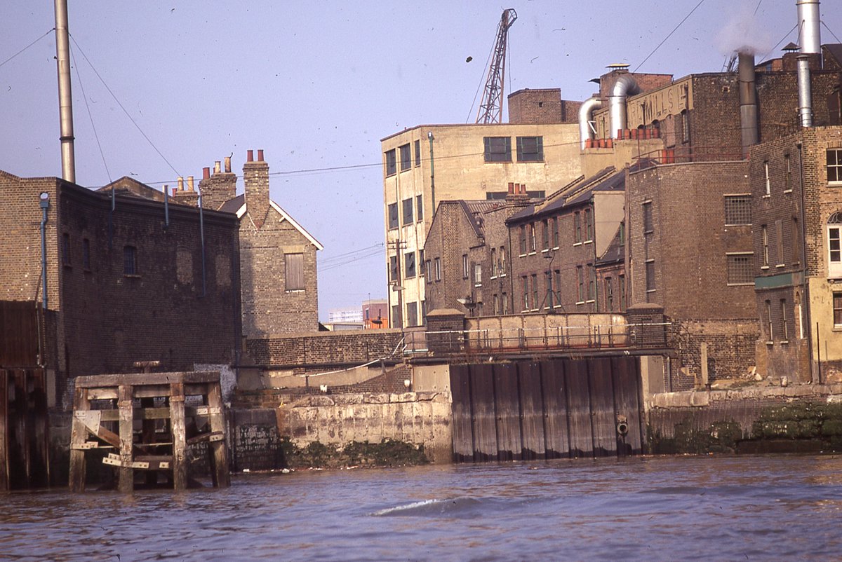 LBTHArchives's tweet photo. The blocked original river entrance to the #Limehouse Cut in 1973; a recently-digitised 35mm slide. https://t.co/XhQbI9wAGn