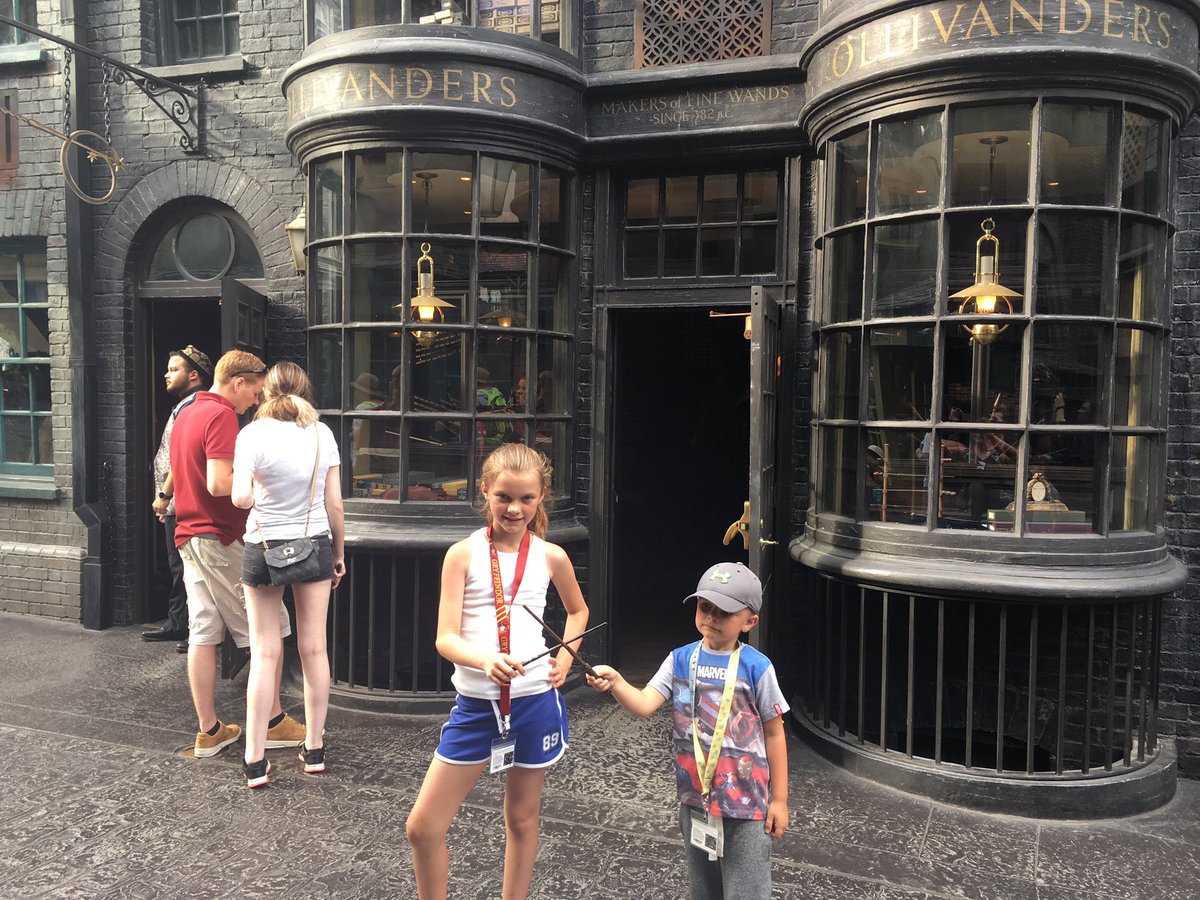 daniellequinny's tweet photo. #diagonalley #universalstudios https://t.co/IJXD7JIyT5