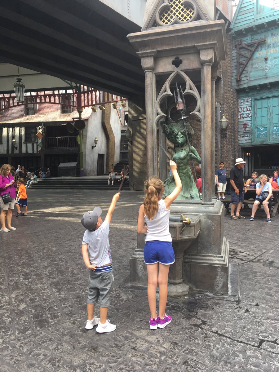 daniellequinny's tweet photo. #diagonalley #universalstudios https://t.co/IJXD7JIyT5