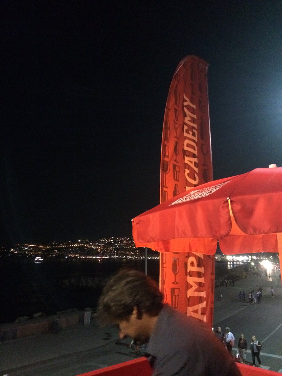 ValetinaEsposit's tweet photo. Ieri sera c'era una "discreta" vista al #CampariAcademy di Napoli @campari  #storiedibar https://t.co/ydsUhQJXPY