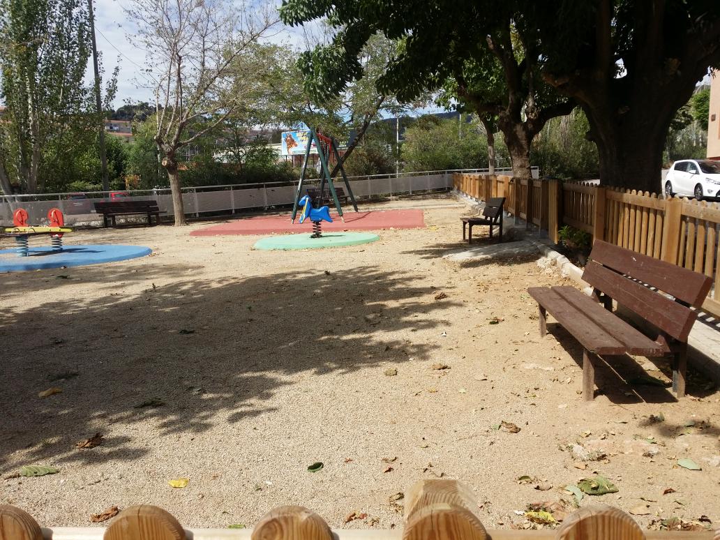 r_tati11's tweet photo. @AjBadalona @mariadolorsa c/alella parc infantil(fa pena)i parada bus.Cap pas peatonal.Cotxes/busos van molt rapid.. https://t.co/VcwpU7Sprh