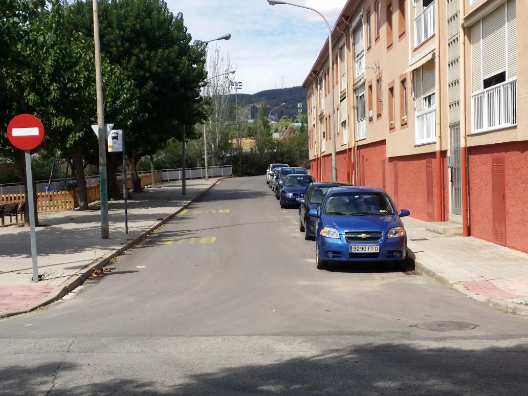 r_tati11's tweet photo. @AjBadalona @mariadolorsa c/alella parc infantil(fa pena)i parada bus.Cap pas peatonal.Cotxes/busos van molt rapid.. https://t.co/VcwpU7Sprh