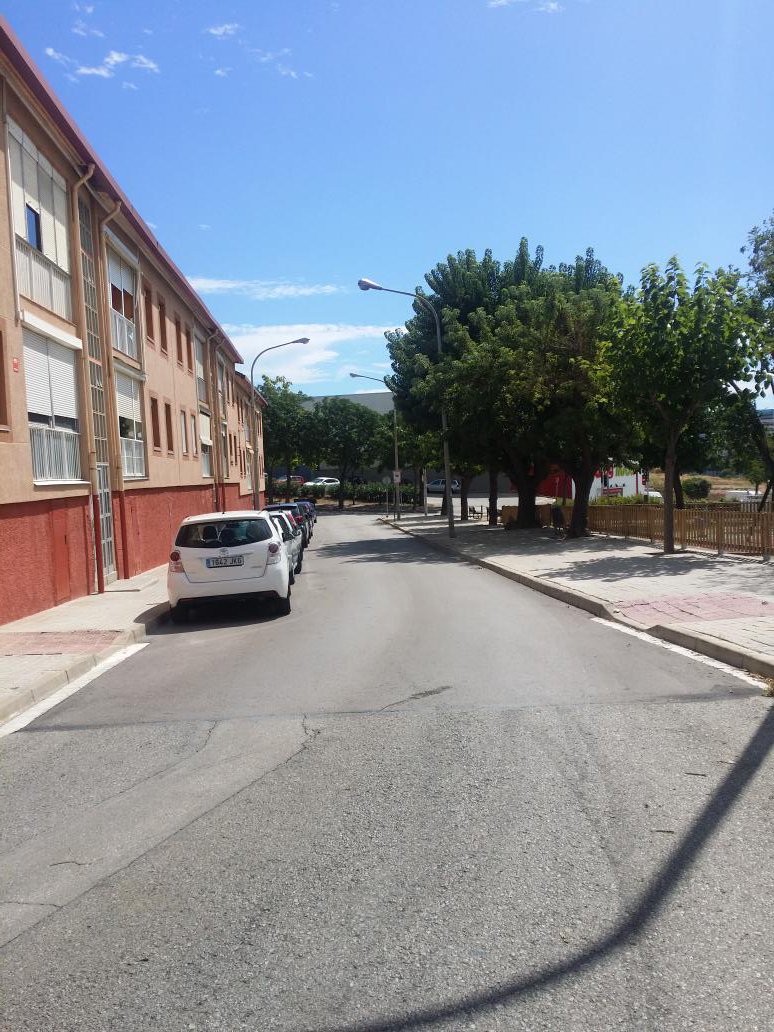 r_tati11's tweet photo. @AjBadalona @mariadolorsa c/alella parc infantil(fa pena)i parada bus.Cap pas peatonal.Cotxes/busos van molt rapid.. https://t.co/VcwpU7Sprh