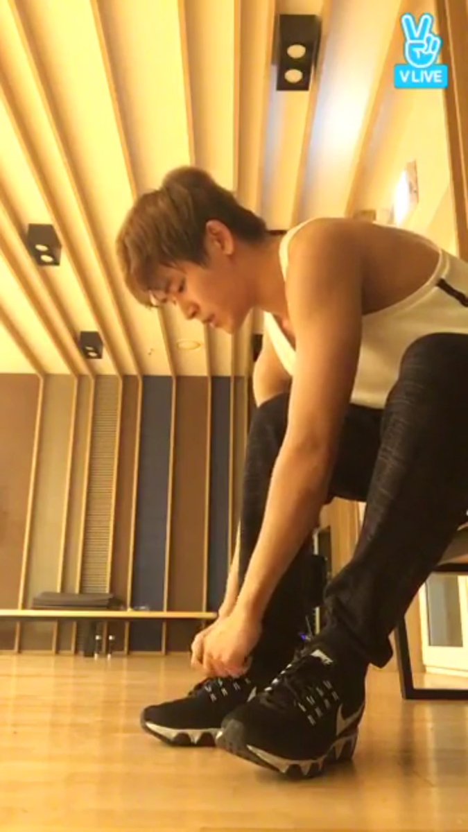 Vliveofficial's tweet photo. #인피니트  컴백 D-4 ☆대혜자 이호원 방송☆ 안무스포까지 해주다닝 인스피릿 추석에 계탔네 계탔어 으컁컁 (ﾉ≧∀≦)ﾉ #INFINITE #호야 #이호원 >>https://t.co/rHWiapCgTU https://t.co/9JyrJqBTc3