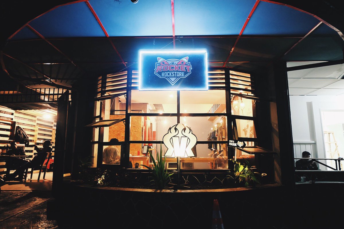 banyak produk baru di @rocketrockstore ayooo diborong FRIENDS jgn sampe kehabisan